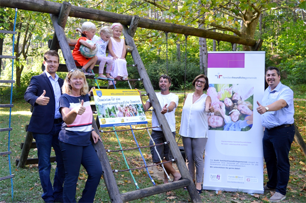 Am Foto vlnr: gf. GR Florian Pfaffelmaier, gf. GR Dipl.-Päd. Ursula Schwarz, Sebastian, Isabella und Anna-Laureen, GR Andreas Kaindl, GR Ingrid Haiden, Bgm. Ing. Gustav Glöckler